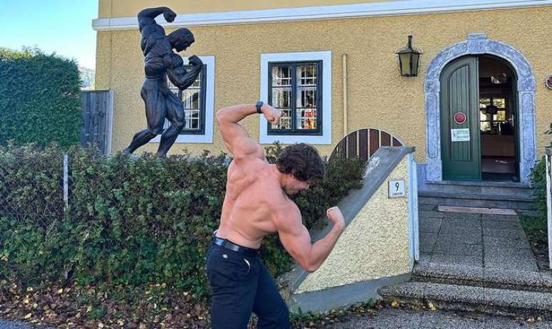 Arnold Schwarzenegger's son imitates a statue with his father's pose in a museum dedicated to him and impresses with his resemblance