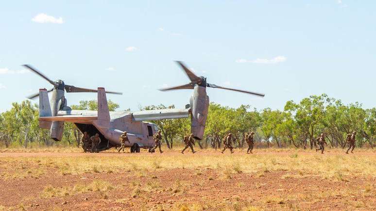 Fuzileiros navais norte-americanos realizam exercícios militares no extremo norte da Austrália