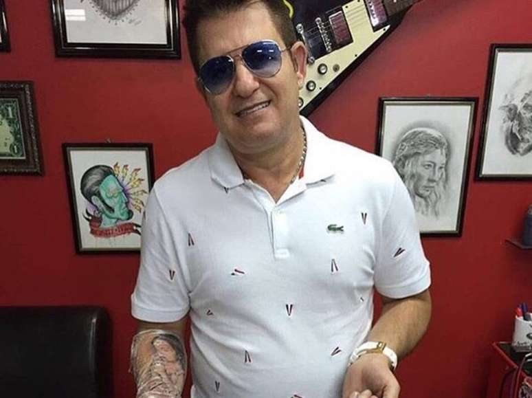 Marrone, a 57-year-old countryman, goes to the country festival hand in hand with an 18-year-old woman