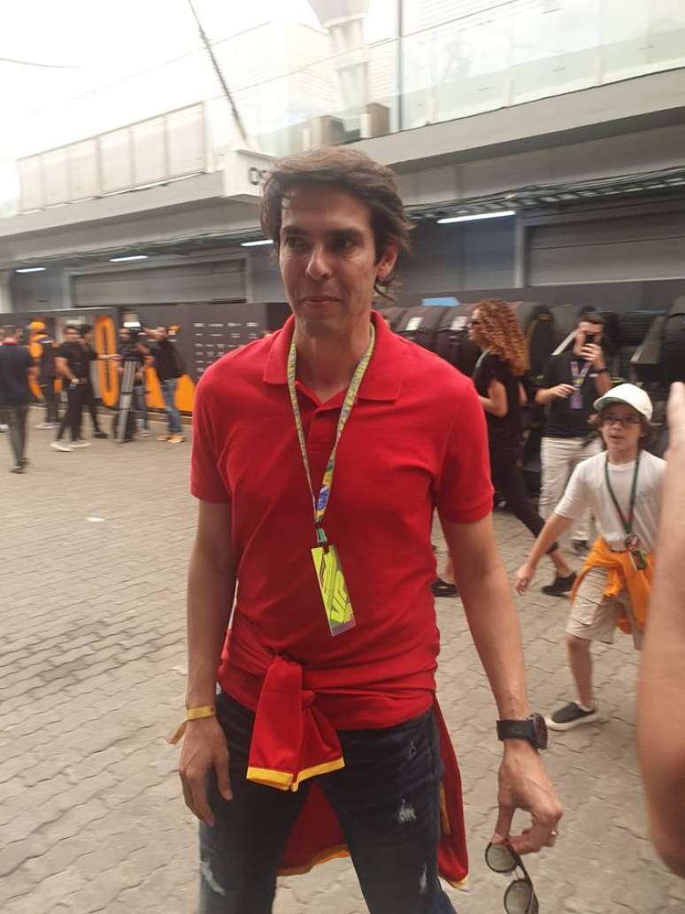 Kaká no paddock da F-1 com camisa da Ferrari.