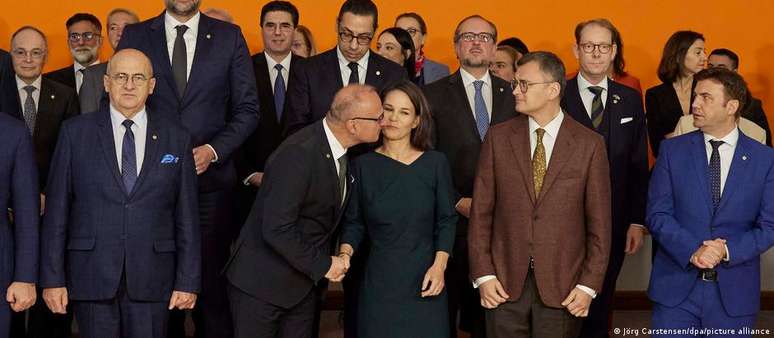 Radman tentou beijar Baerbock no momento em que os ministros do Exterior dos países da UE posavam para a foto oficial do encontro