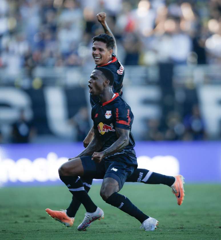 Corinthians supera Red Bull Bragantino no jogo de volta e fica com