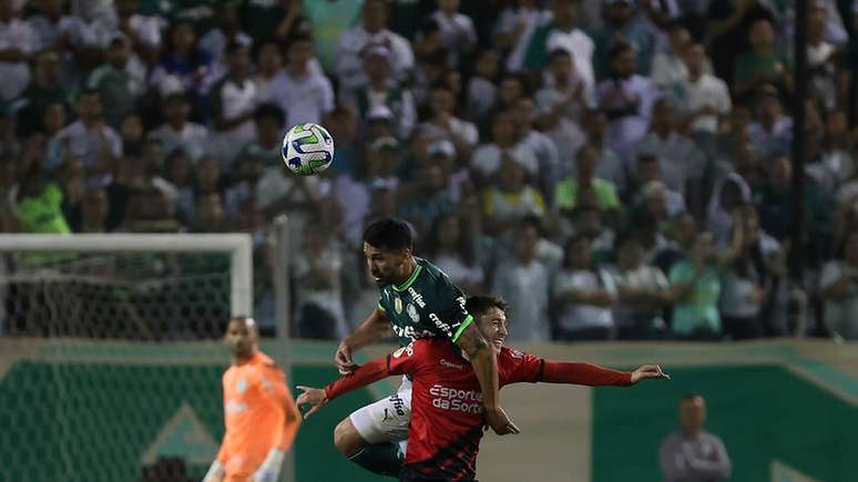 Luan em ação pelo Palmeiras diante do Furacão, na Arena Barueri –