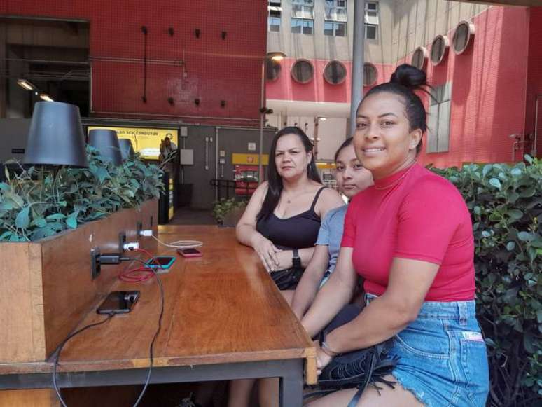 Sem luz em casa, moradores de SP vão até estações do Metrô para recarregar celular