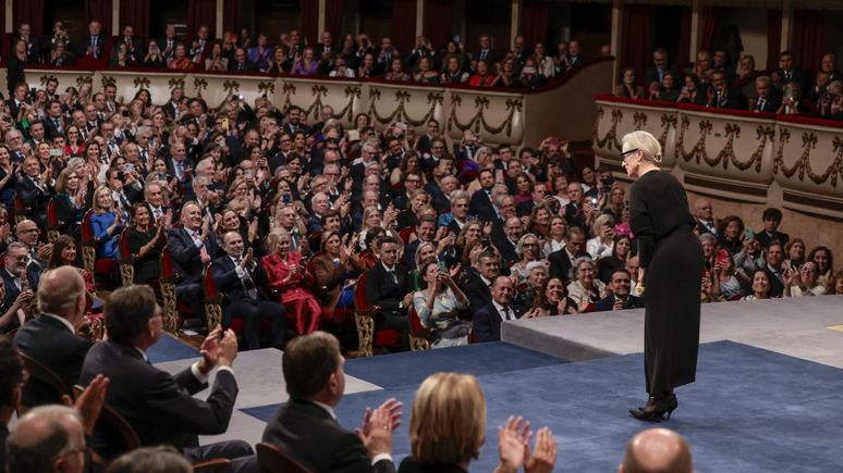 Meryl Streep sendo aplaudida de p&eacute; pelo p&uacute;blico na cerim&ocirc;nia de gala do Pr&ecirc;mio Princesa das Ast&uacute;rias de 2023.