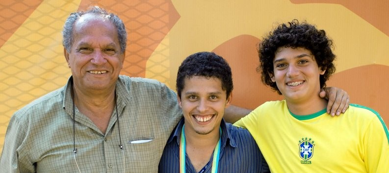 Este é o amuleto do torcedor João Capdeville: a foto com o Professor Vicente, o irmão Paulo e o próprio João em 2007.