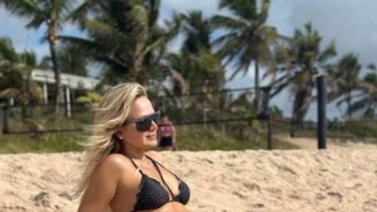 Eliana de biquíni na praia -