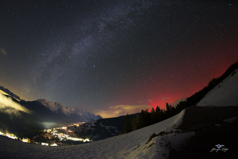 Aurora boreal avermelhada fotografada em Comelico Superiore, na Itália (Imagem: Reprodução/Giorgia Hofer)