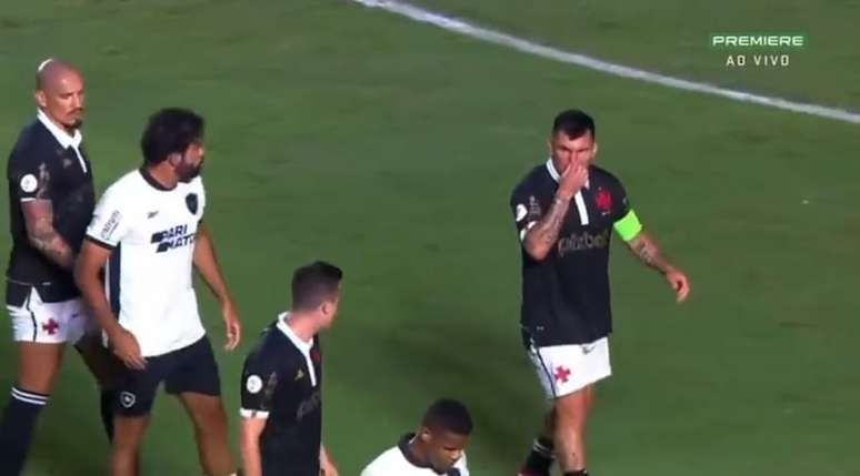 Medel complains about Diego Costa’s bad breath during the classic between Vasco and Botafogo
