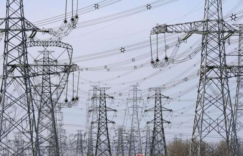 Linhas de transmissão de energia nos arredores de Pequim. REUTERS/Jason Lee