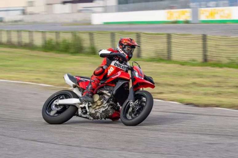 Hypermotard 698 Mono – feita para deslizar nas curvas (Foto: Ducati)