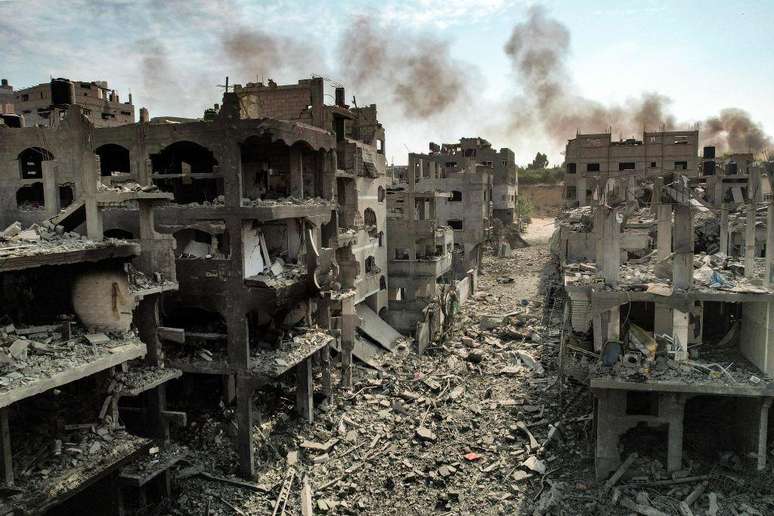 Edifícios destruídos em Gaza após ataque de Israel