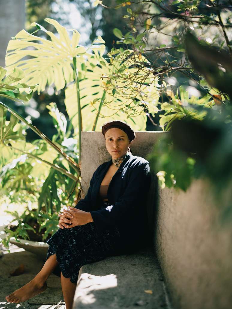 A artista Luana Vitra cria&nbsp;Giro&nbsp;(2023), especialmente para a Galeria Marcenaria. Foto: Tinko Czetwertynski