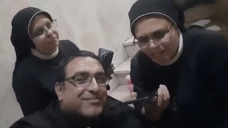 Uma freira e um padre em Gaza, na Igreja da Sagrada Família, conversam com o Papa