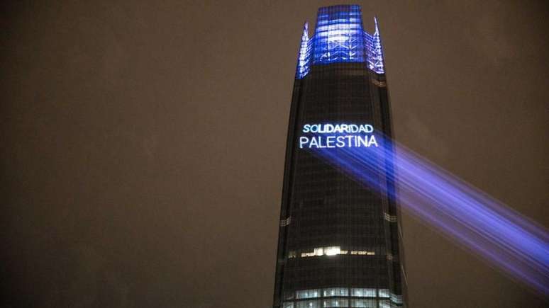 Edifício mais alto do Chile, o Costanera Center foi iluminado com a frase 'Solidariedade Palestina'