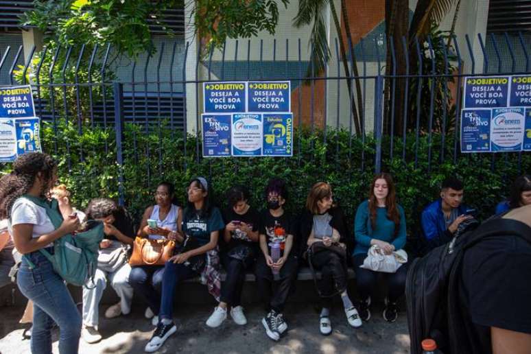 Primeira prova do Enem 2023 aconteceu neste domingo, 5. Na foto, candidatos aguardam o início do exame em uma universidade na zona sul de São Paulo.