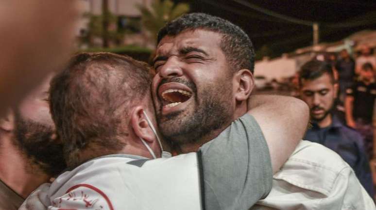 Imagens de vítimas civis deixadas pela ofensiva militar de Israel em Gaza chocam a opinião pública em muitos países