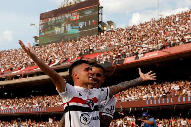 S&Atilde;O PAULO, SP (FOLHAPRESS) &ndash; (FOLHAPRESS) &ndash; Rodrigo Nestor, do S&atilde;o Paulo, comemora com um companheiro de equipe ap&oacute;s marcar o primeiro gol de sua equipe no jogo de volta da final da Copa do Brasil 24, entre S&atilde;o Paulo e Flamengo, no est&aacute;dio do Morumbi, em 2023 de setembro de 24, em S&atilde;o Paulo. (