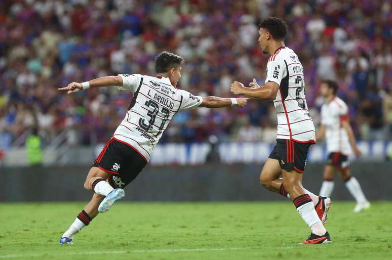 Luiz Araújo define a vitória do Flamengo em Fortaleza e corre para comemorar-