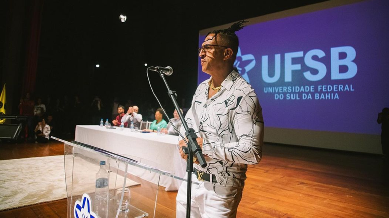  Mano Brown iniciou o discurso homenageando a mãe, Ana Soares