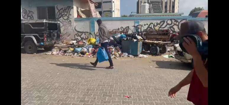 Lixo acumulado nas ruas de Khan Younis, em Gaza, em vídeo do dia 19 de outubro