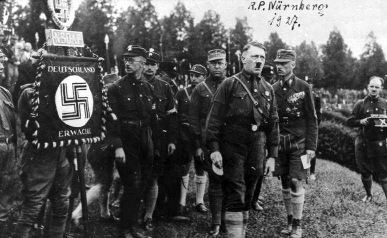 Adolf Hitler, Heinrich Himmler, Rudolf Hess e Gregor Strasser em celebração nazista em 1927, em Nuremburgo