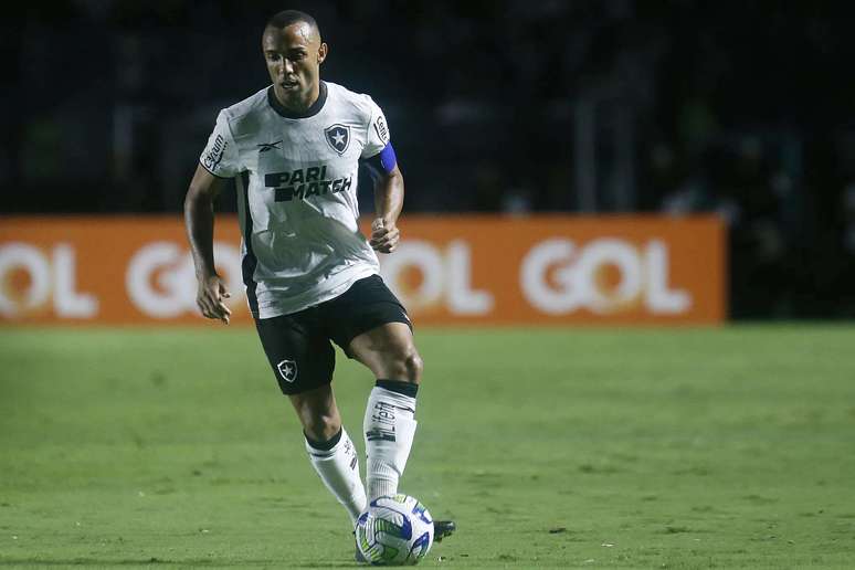 Botafogo aparece em placa de publicidade durante jogo da Premier