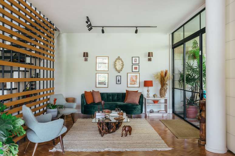 The house of a 70-year-old couple who are passionate about samba is inspired by the Brazilian style