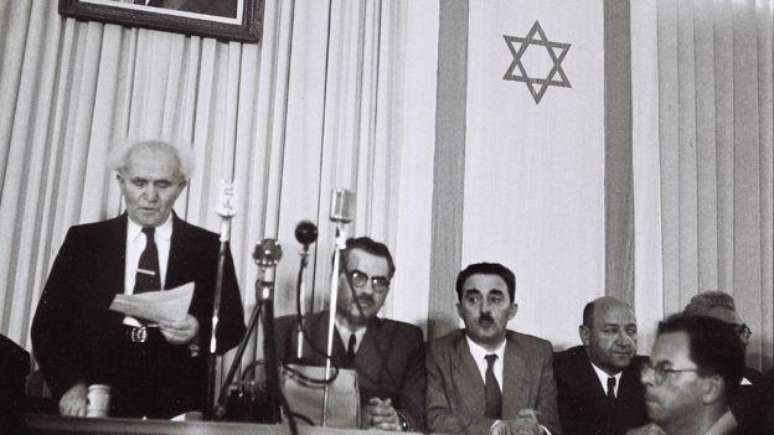 David Ben Gurion lê a declaração de independência de Israel em 1948