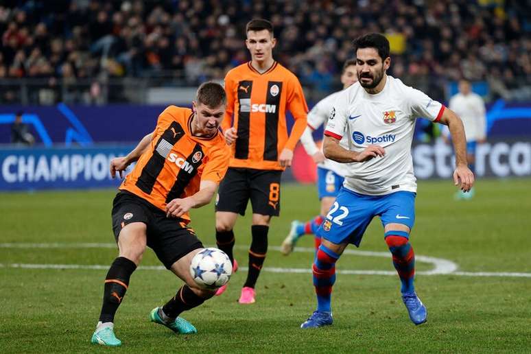 Jogadores do Shakhtar Donetsk em disputa de bola com Gundogan, do Barcelona –