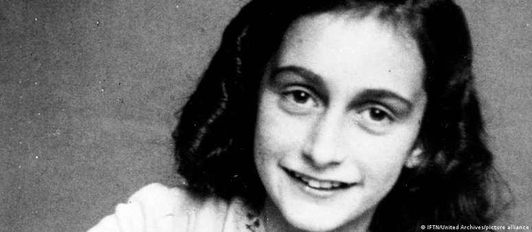 A adolescente judia alemã Anne Frank (1929-1945) manteve um diário sobre suas experiências enquanto se escondia com sua família na Holanda ocupada pelos nazistas