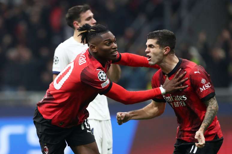 Rafael Leão e Pulisic comemoram gol contra o PSG (Photo by Marco Luzzani/Getty Images)