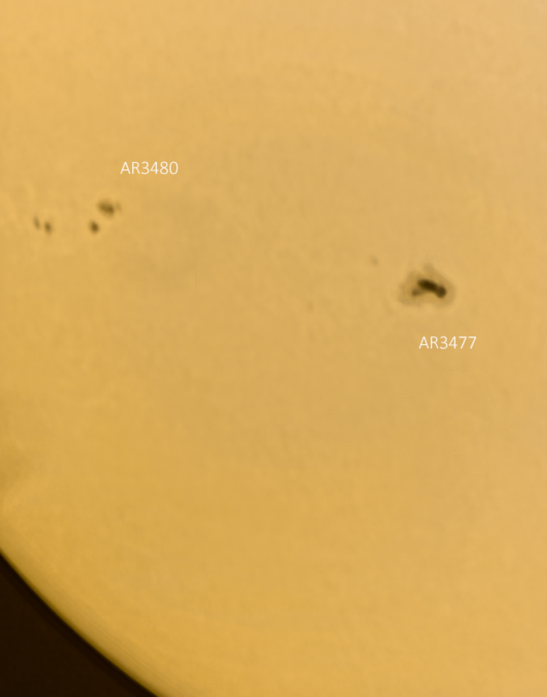 As regiões ativas AR3477 e AR 3480, as maiores atualmente no Sol, fotografadas na tarde de domingo (Imagem: Reprodução/Daniele Cavalcante)