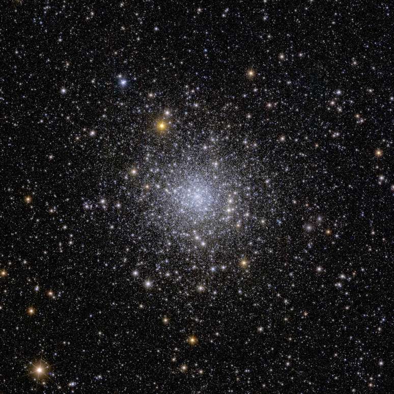 O NGC 6397 &eacute; um cluster com centenas de milhares de estrelas mantidas juntas pela gravidade.&nbsp;