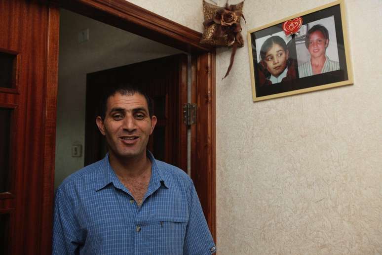 Bassam tem uma foto de sua filha e da filha de Rami pendurada em sua casa