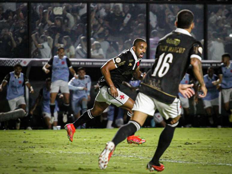 Paulo Henrique comemorando o gol contra o Botafogo –
