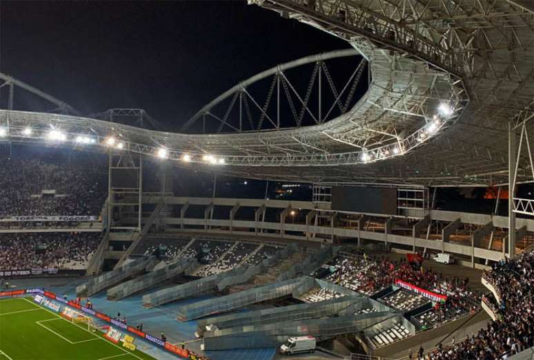 Refletores do Nilton Santos apagaram por várias vezes no jogo entre Botafogo e Athletico-PR –