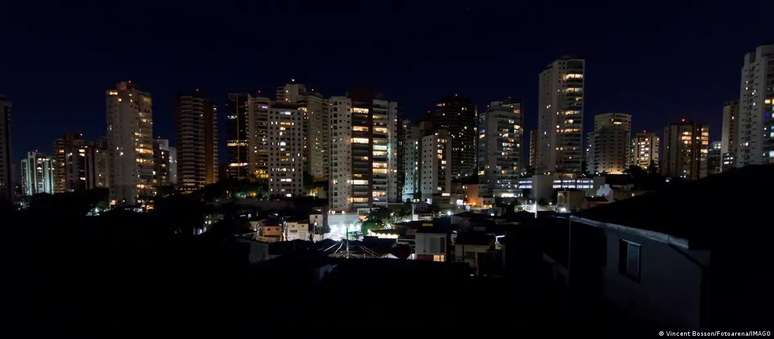 Cidades do RJ ficam sem luz mais de 24 horas; Enel fala em