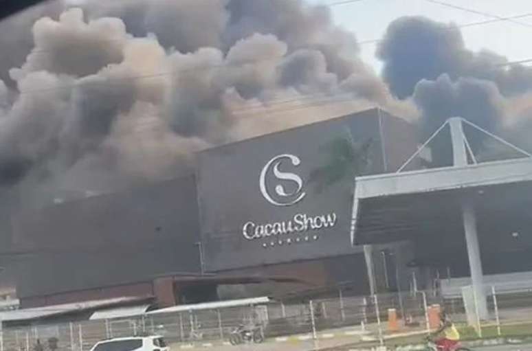 Incêndio atingiu uma fábrica da Cacau Show em Linhares (ES)