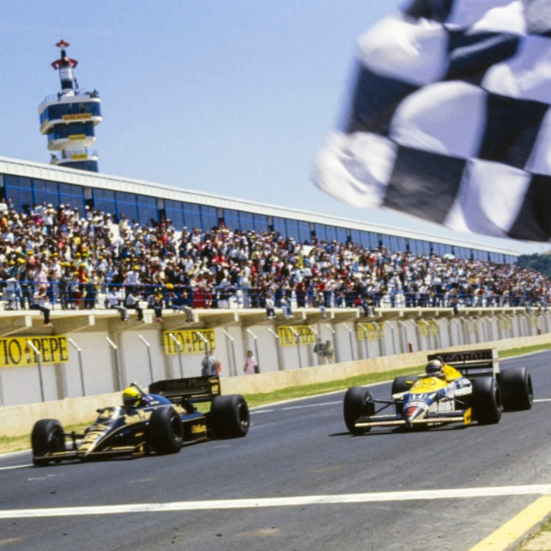 Senna e Mansell na chegada apertada do GP da Espanha de 86. A referencia era a linha de Largada e Chegada