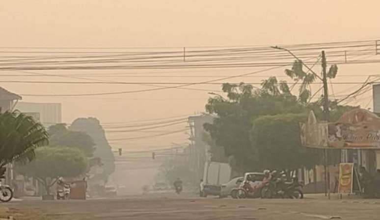 Fumaça encobre rua em Santarém