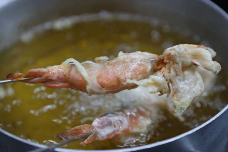 Processo de fritura do tempurá de camarão mole do restaurante Madê, em Santos. FOTO ALEX SILVA/ESTADAO