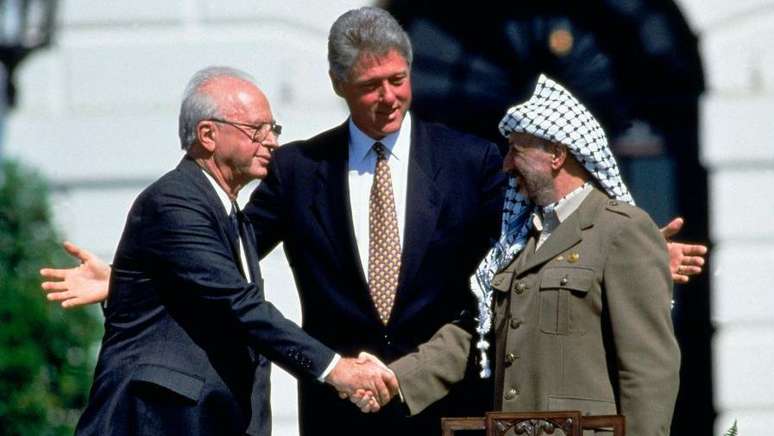 O aperto de mão entre Yitzhak Rabin e Yasser Arafat durante a assinatura dos Acordos de Oslo em 1993 virou um símbolo de esperança para muitos defensores da paz.