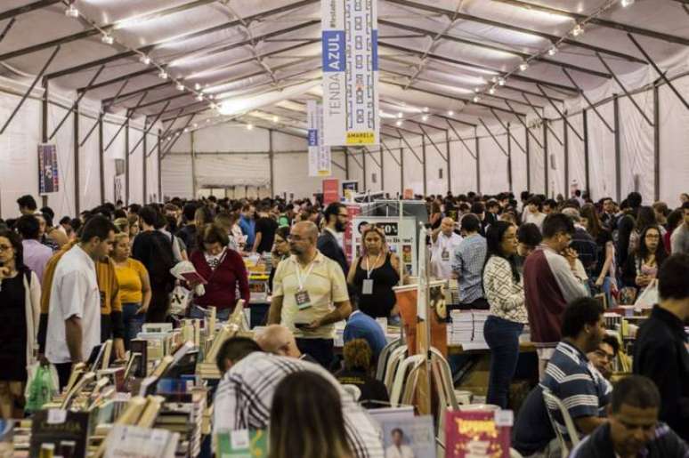 Festa do Livro da USP atrai fluxo grande de pessoas na Cidade Universit&aacute;ria.