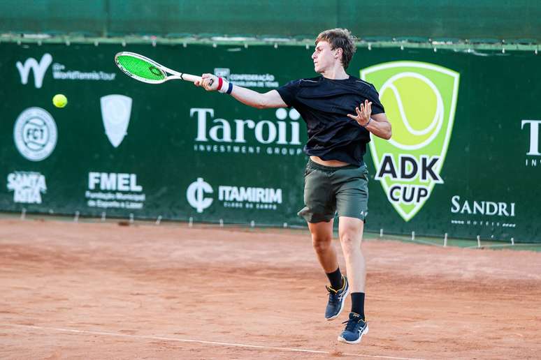 Atleta catarinense e jovem talento de 13 anos vencem na estreia do ADK  Juniors Cup - 14ª Copa Santa Catarina de Tênis - em Itajaí (SC)