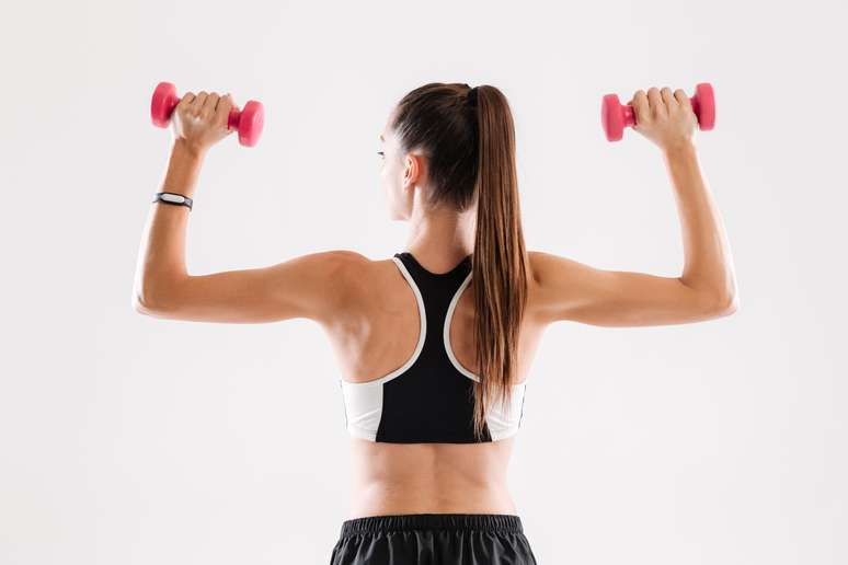 Aprenda a fazer exercícios focados no tríceps