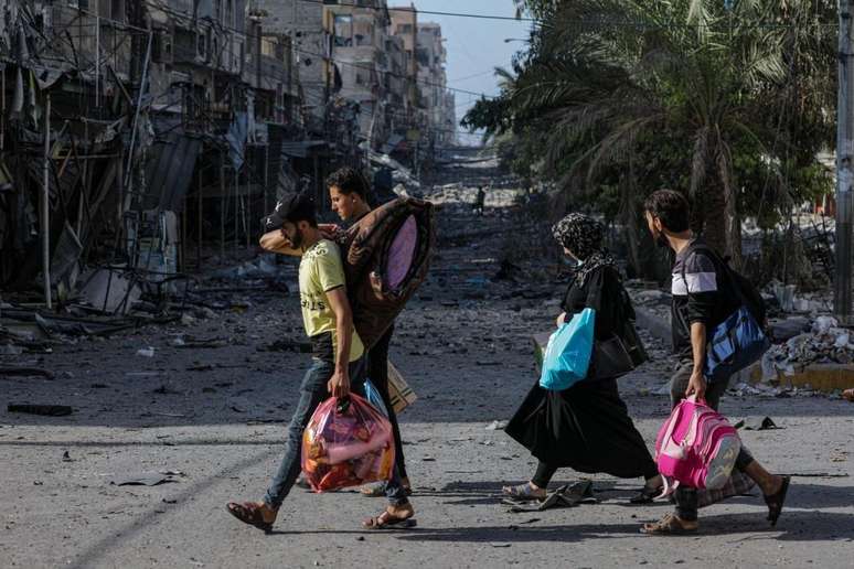 Pessoas deixam a Cidade de Gaza a pé