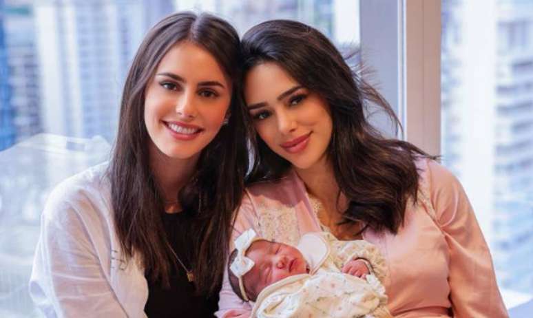 Bianca e Bruna Biancardi, irmãs, com a bebê Mavie