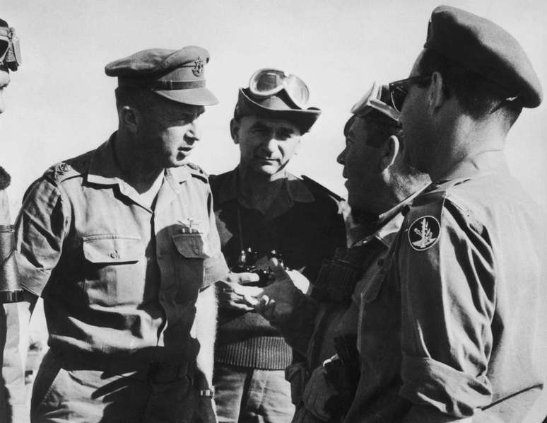 Rabin foi chefe do Estado-Maior e liderou o exército israelense até a vitória na Guerra dos Seis Dias em 1967