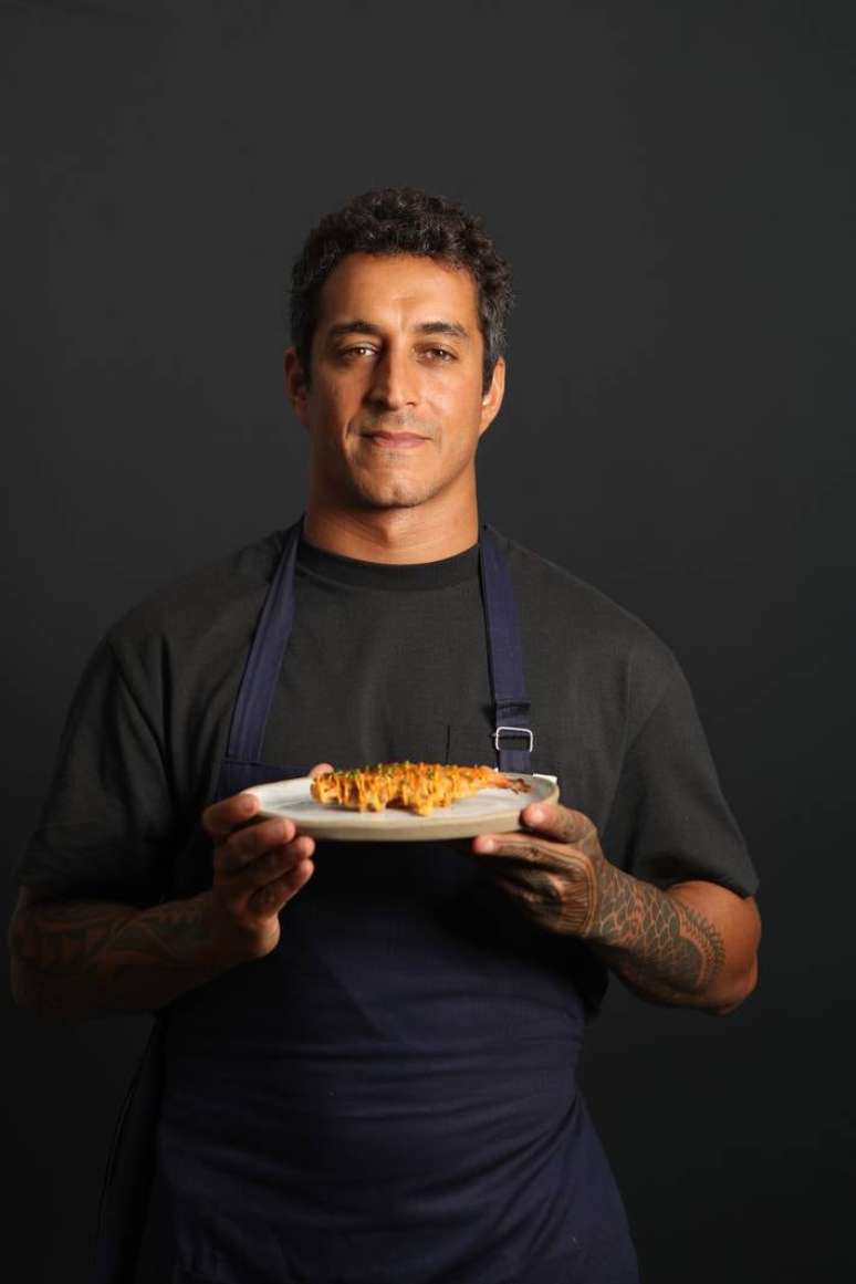 À frente de cinco restaurantes, o chef Dário Costa comemora 6 anos do Madê com menu degustação que inclui o camarão mole. FOTO ALEX SILVA/ESTADAO